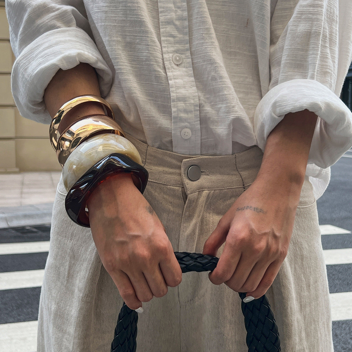 Elegant Gradient Geometric Round Resin Plated Bangle for Women
