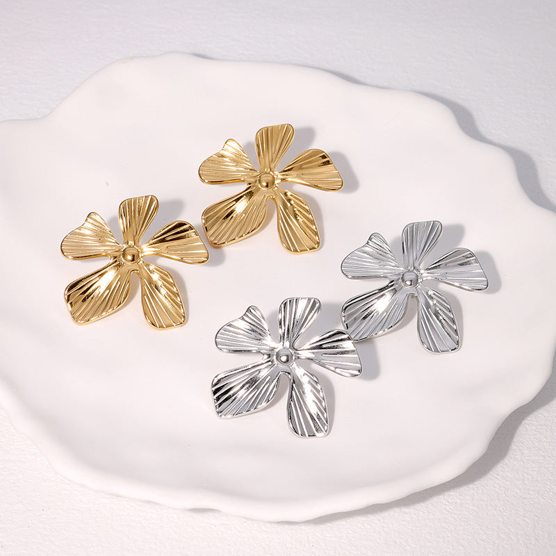 Orecchini da donna minimalisti in acciaio inossidabile a motivo floreale placcati oro 18K