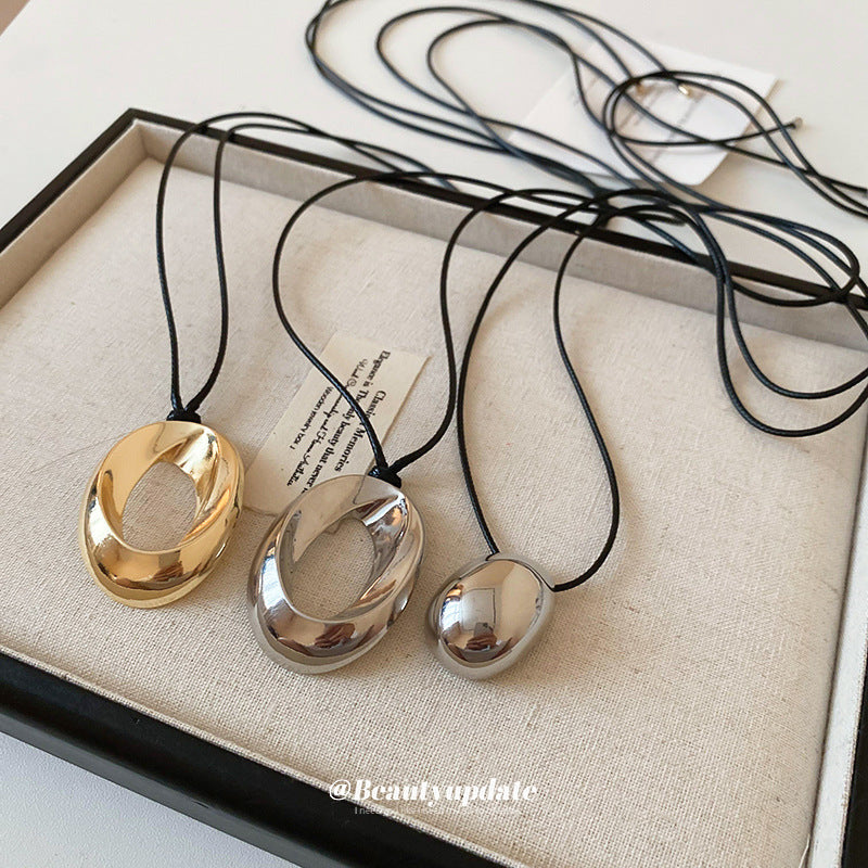 Collana con ciondolo a goccia minimalista dai toni freddi in lega placcata per donna, catena per maglione casual