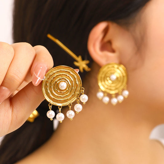Pendientes de perlas redondas minimalistas franceses vintage de acero inoxidable para mujer con acabado de chapado al vacío de 18 quilates