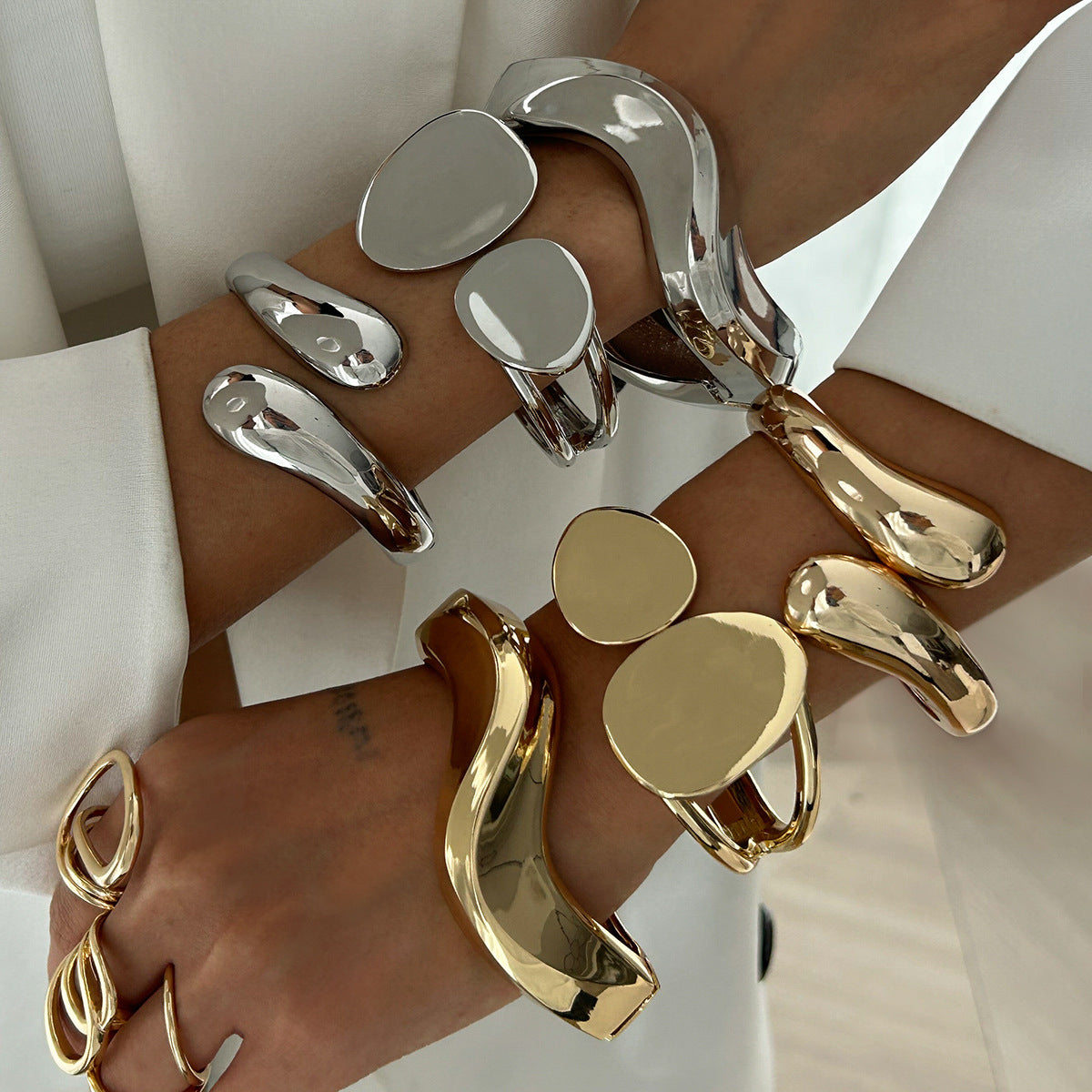 Pulsera minimalista abierta con forma de gota irregular de aleación con acabado galvanizado