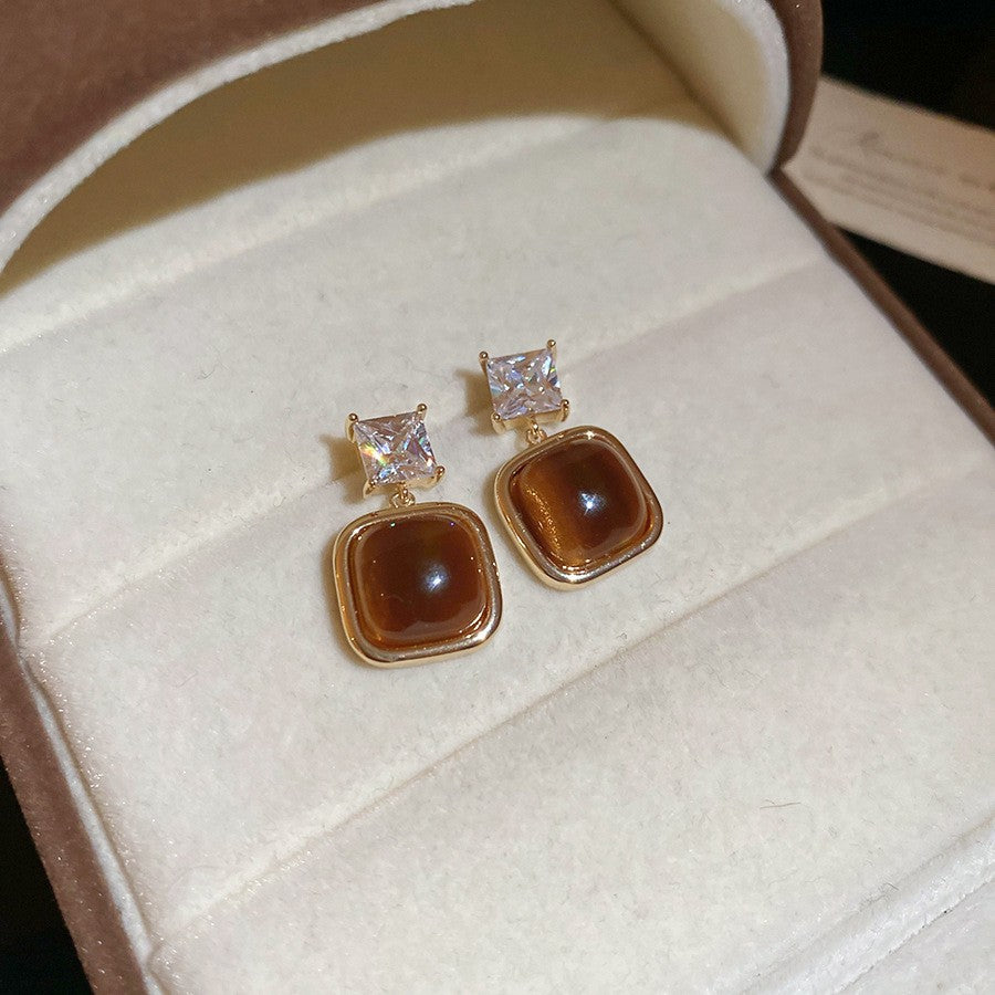 Pendientes de botón de acero chapado de estilo lujoso con perlas de imitación y detalles de ojo de tigre con diseño floral para mujer