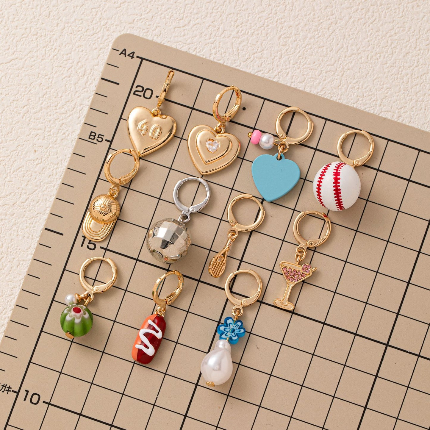 Collana con ciondolo a cuore geometrico in acciaio inossidabile placcato color oro rosa e intarsio di perle, stile minimalista