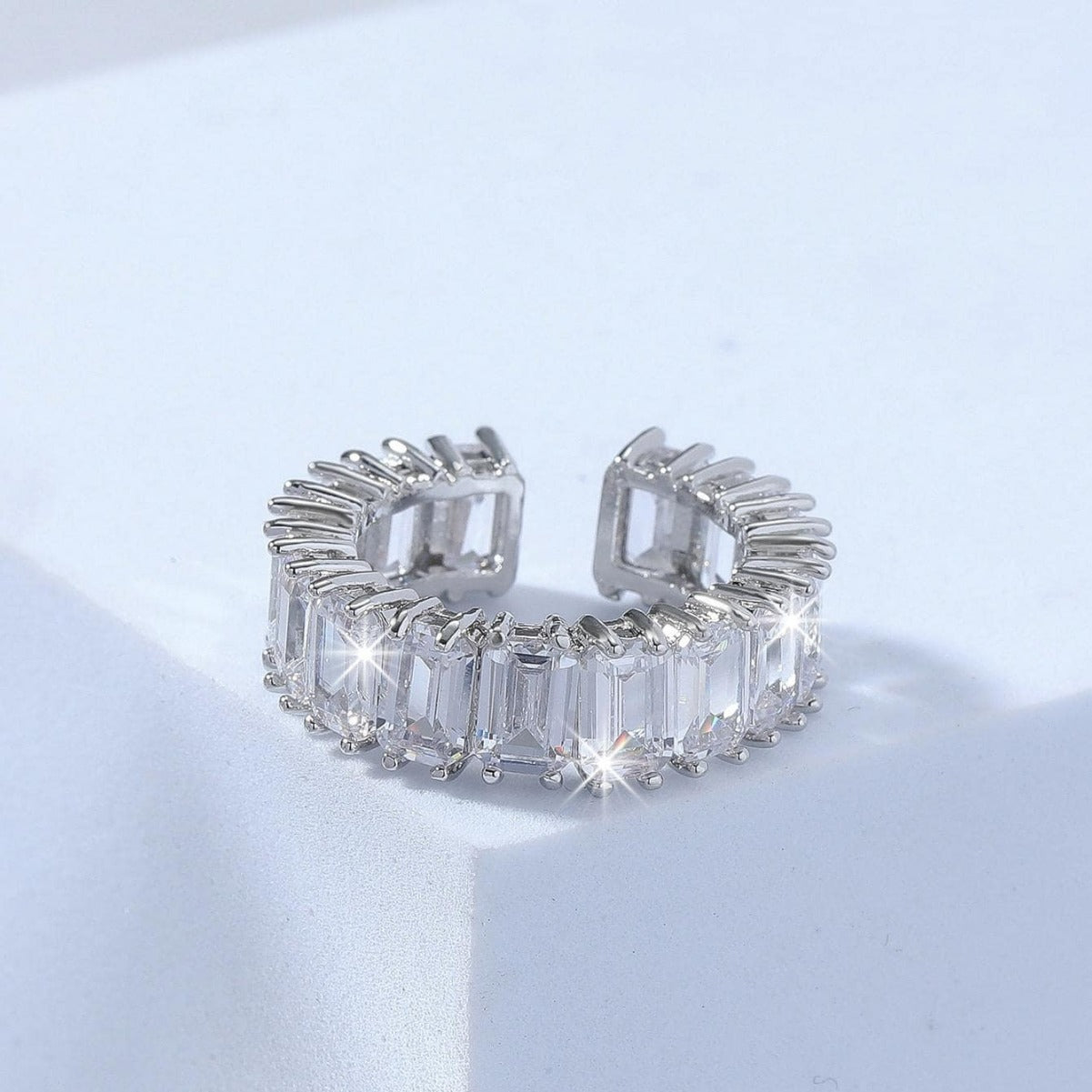 Anello quadrato geometrico minimalista in rame con intarsio di zirconi per donna