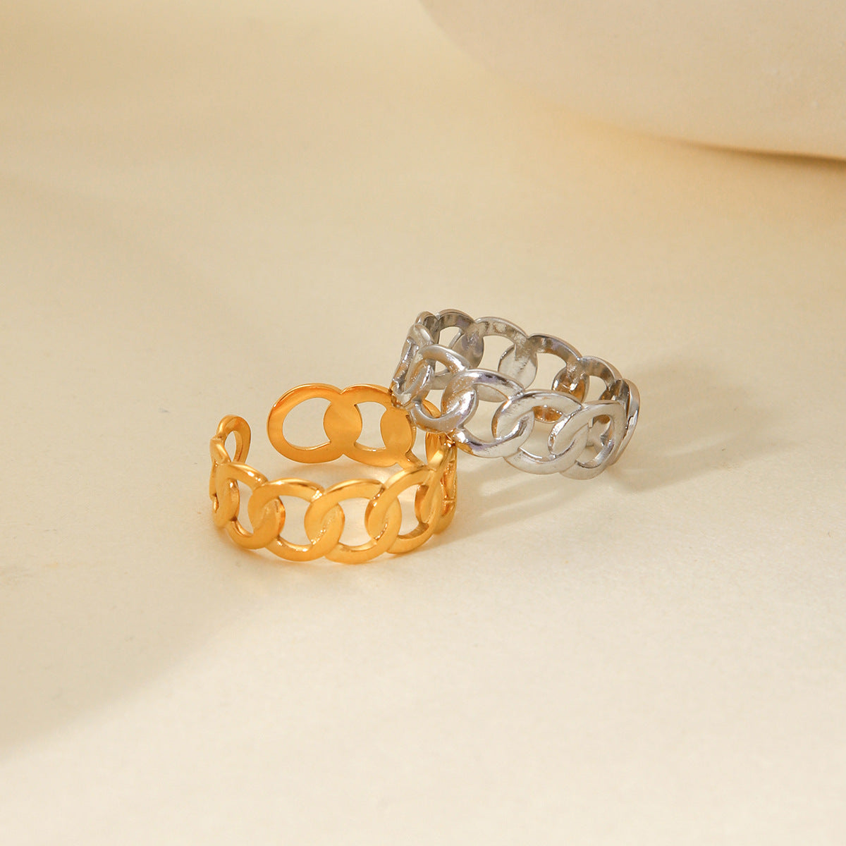 Anello aperto geometrico d'ispirazione per donna in acciaio inossidabile con finitura placcata e dettaglio a catena