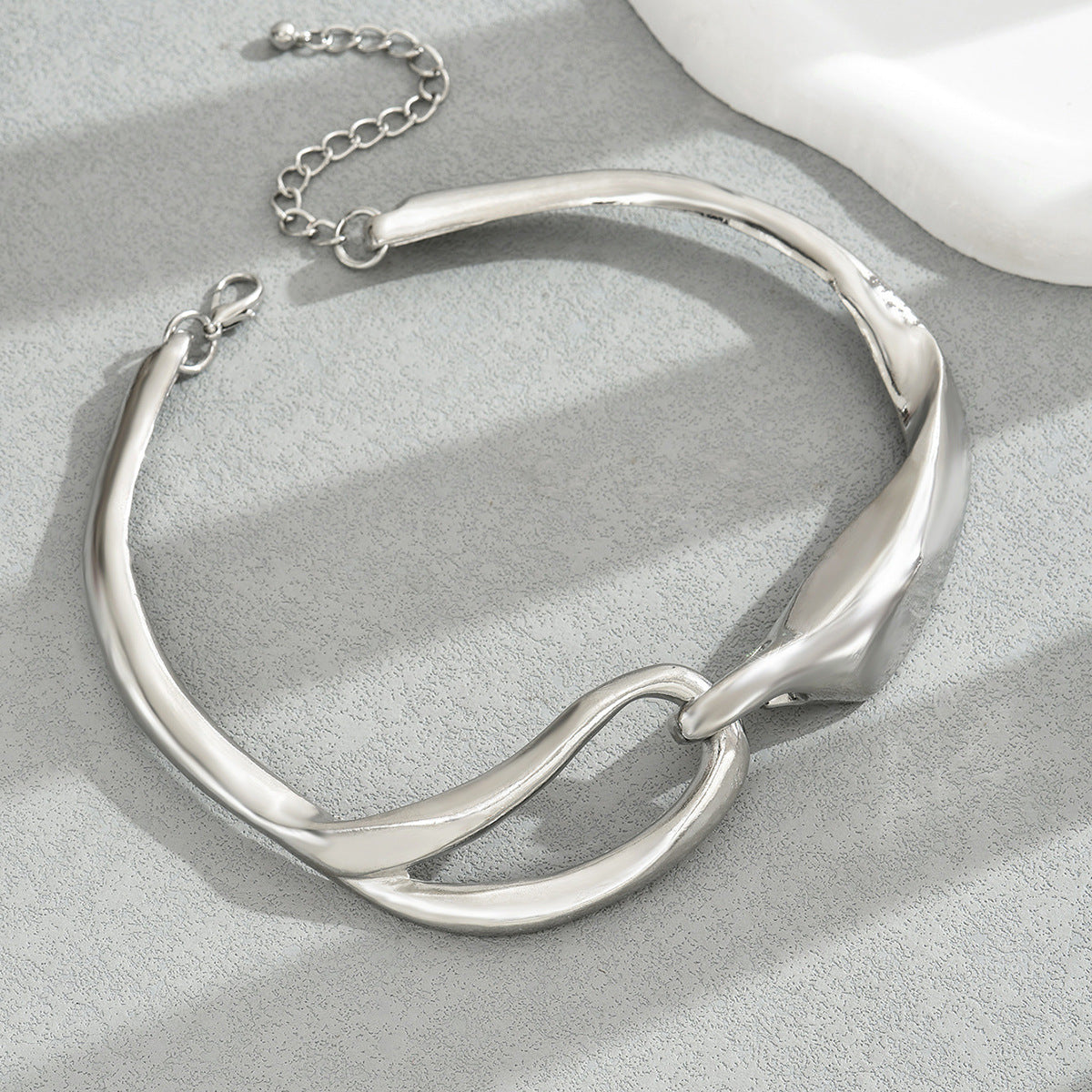 Collar Colgante Geométrico Estilo Hip-Hop para Mujer con Diseño de Doble Capa de Aleación de Zinc y Acabado Galvanizado