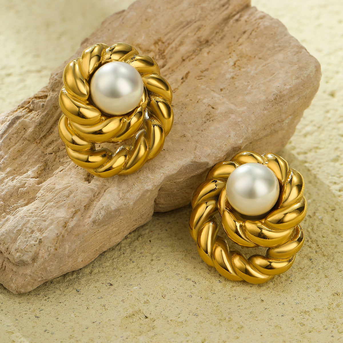 Orecchini a perno tondi vintage in acciaio inossidabile placcati oro con intarsio di perle da donna