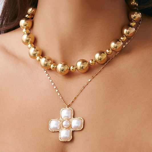 Collar de doble capa geométrico atrevido con colgante de cruz, cadena de aleación y acabado galvanizado para mujer