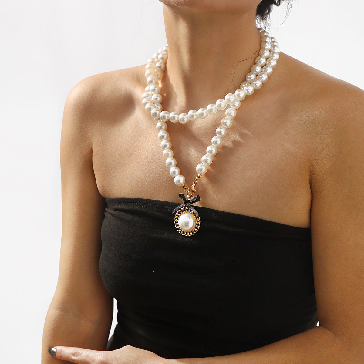 Collana minimalist in perle geometriche con pendente in lega e finitura placcata per donne e uomini
