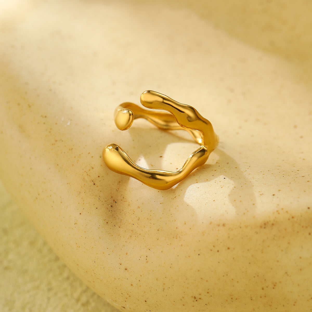 Anillo abierto de acero de titanio geométrico irregular con acabado chapado para accesorio de moda femenina