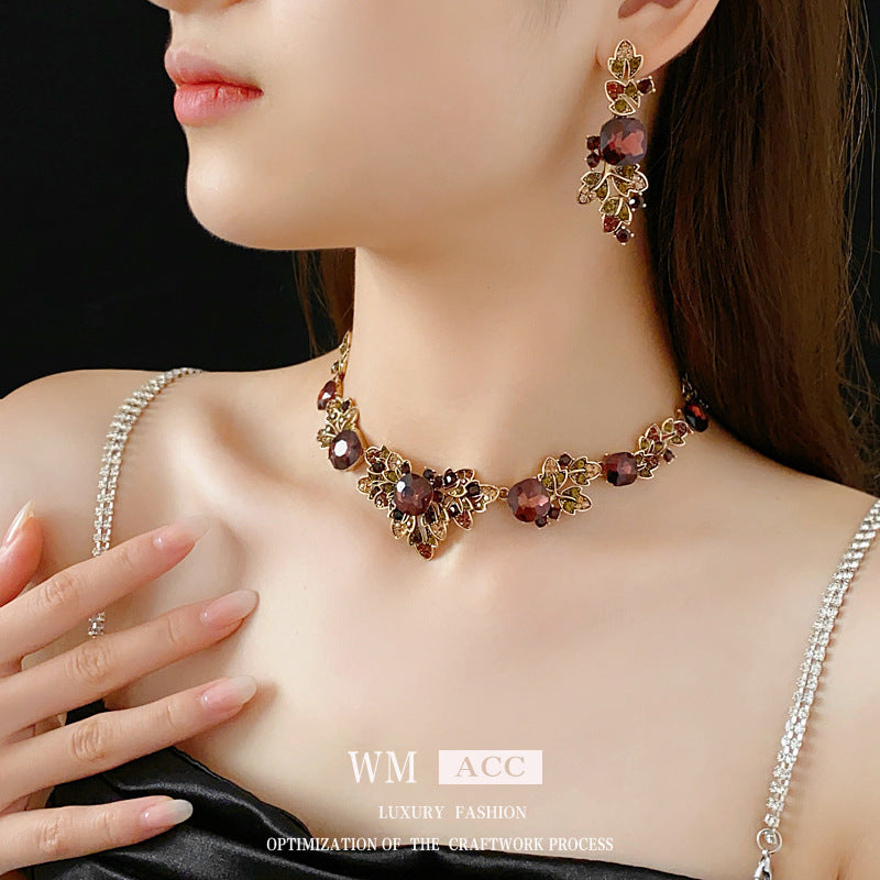 Collana pendente a foglia quadrata stile vintage con intarsio in strass su catena in rame placcato per donna