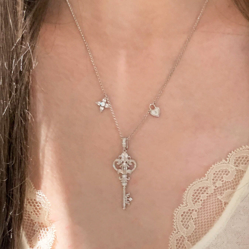 Collana Minimalista a Forma di Chiave in Acciaio Inossidabile con Strass Intarsiati per Donne