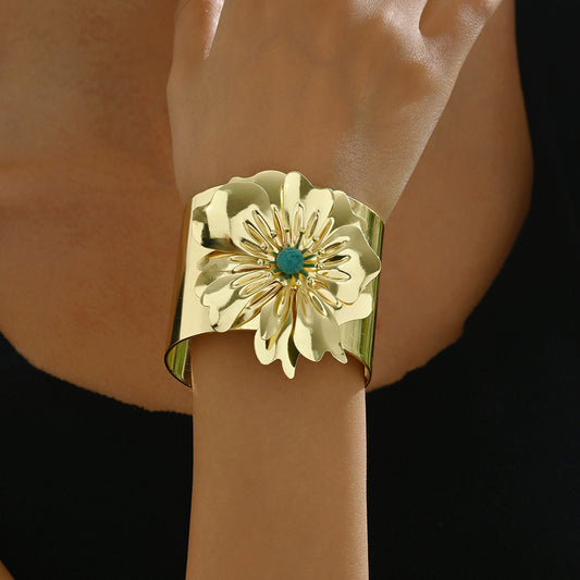 Pulsera de puño ajustable abierta con diseño floral de moda, aleación de zinc chapada en oro de 18 quilates con incrustaciones de diamantes de imitación, joyería para mujer