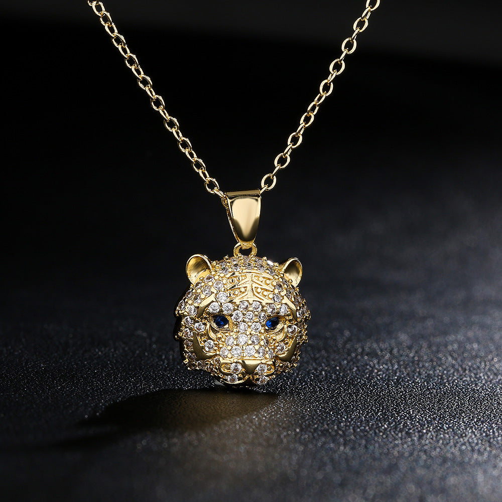 Collana con ciondolo minimalista a testa di tigre in rame con zirconi micro-incastonati e placcatura in oro 18 carati