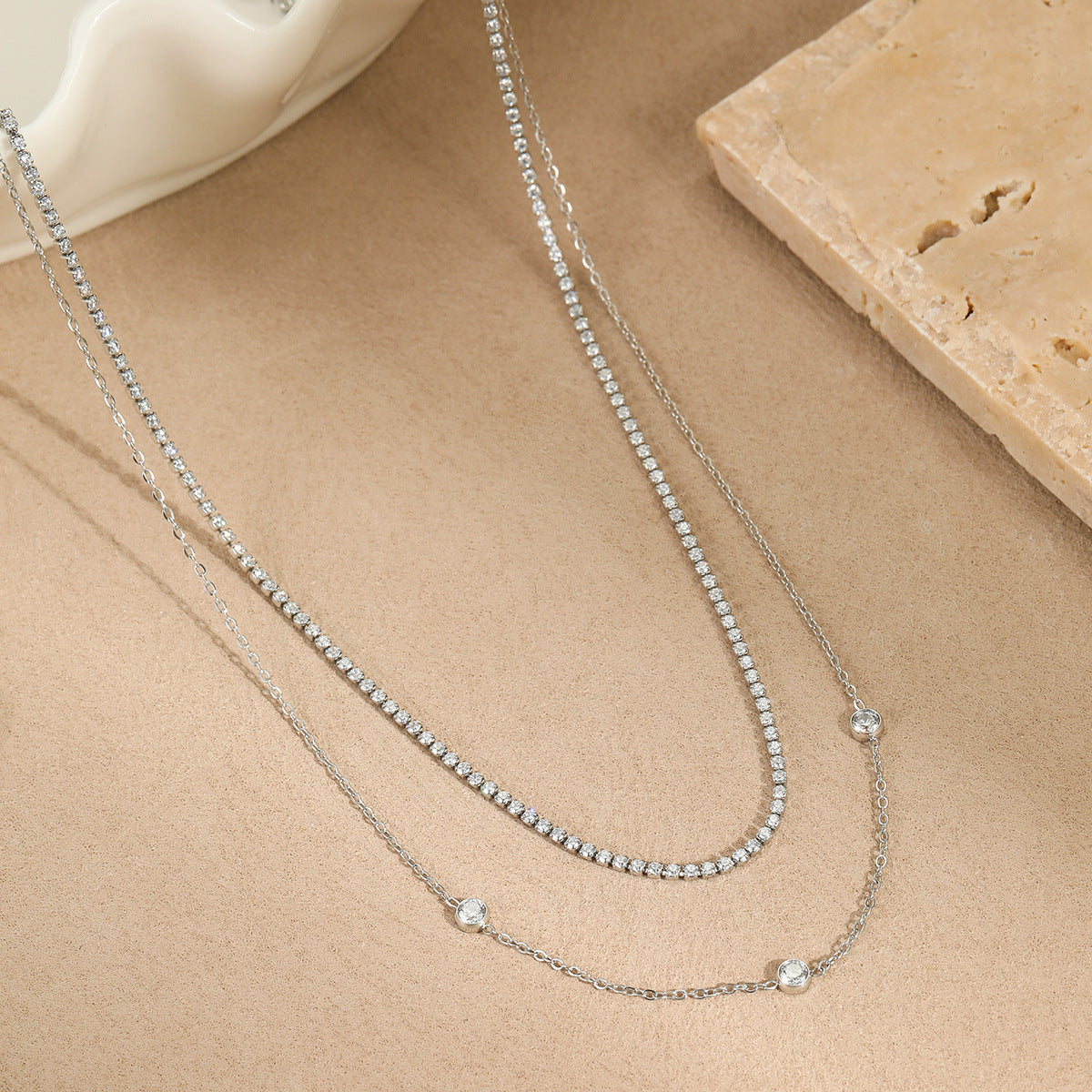 Collana a Strati da Donna alla Moda in Acciaio al Titanio Geometrico con Intarsio di Strass Placcato
