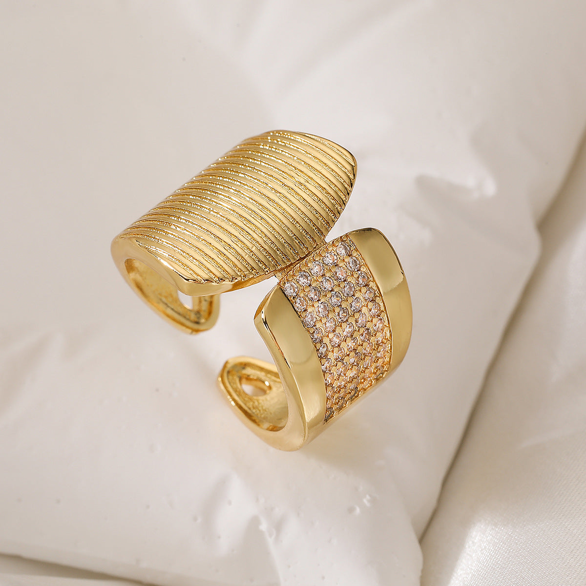Fashionable Geometric Copper Ring with 18K Gold Plating and Zircon Inlay for Women