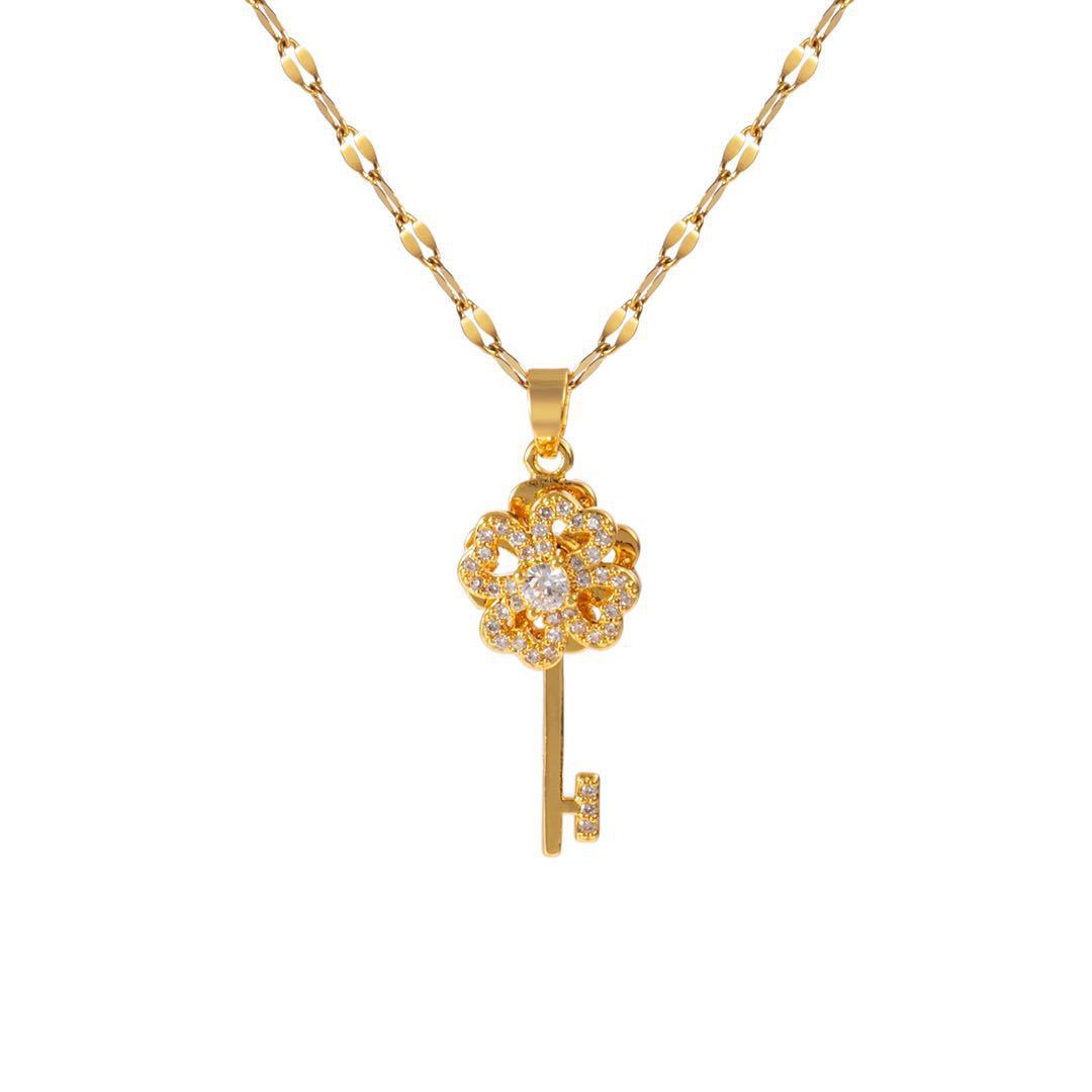 Collana pendente con chiave girevole da donna in acciaio al titanio con zirconi micropavé su catena ondulata