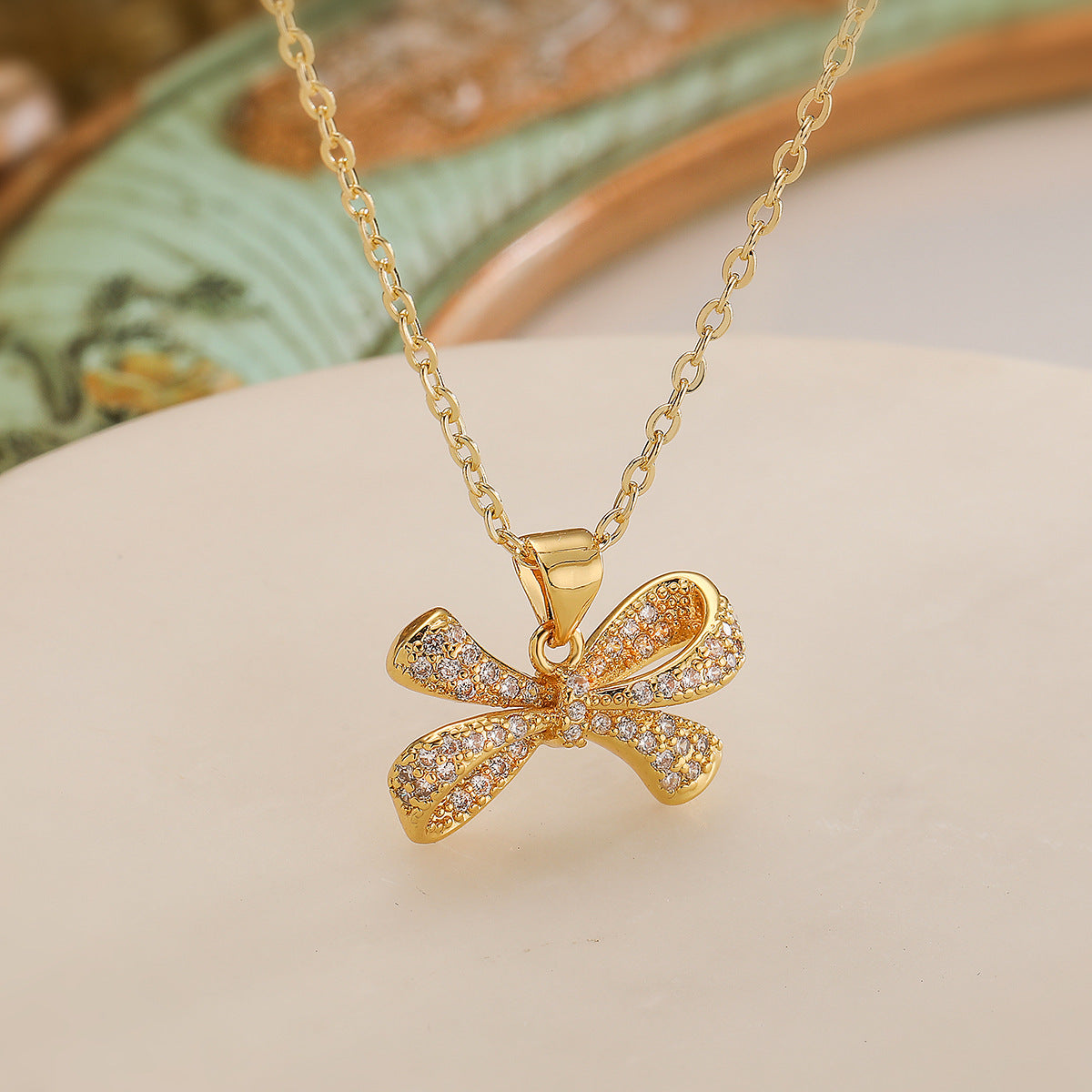 Collana Minimalista da Donna con Pendente a Fiocco in Rame, Placcatura in Oro 18K e Dettagli in Zircone