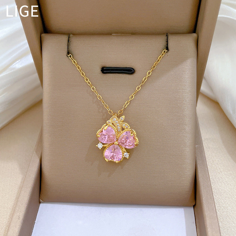Collar con colgante de flor de tres pétalos minimalista para mujer, cadena de medallón de acero inoxidable con incrustaciones completas de diamantes de imitación y estilo fresco y dulce.