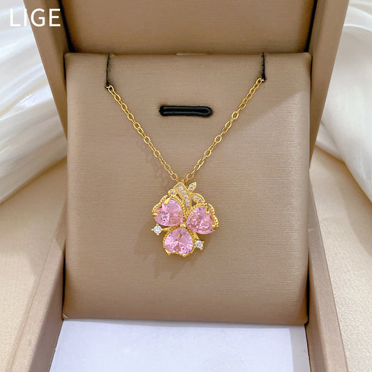 Collar con colgante de flor de tres pétalos minimalista para mujer, cadena de medallón de acero inoxidable con incrustaciones completas de diamantes de imitación y estilo fresco y dulce.