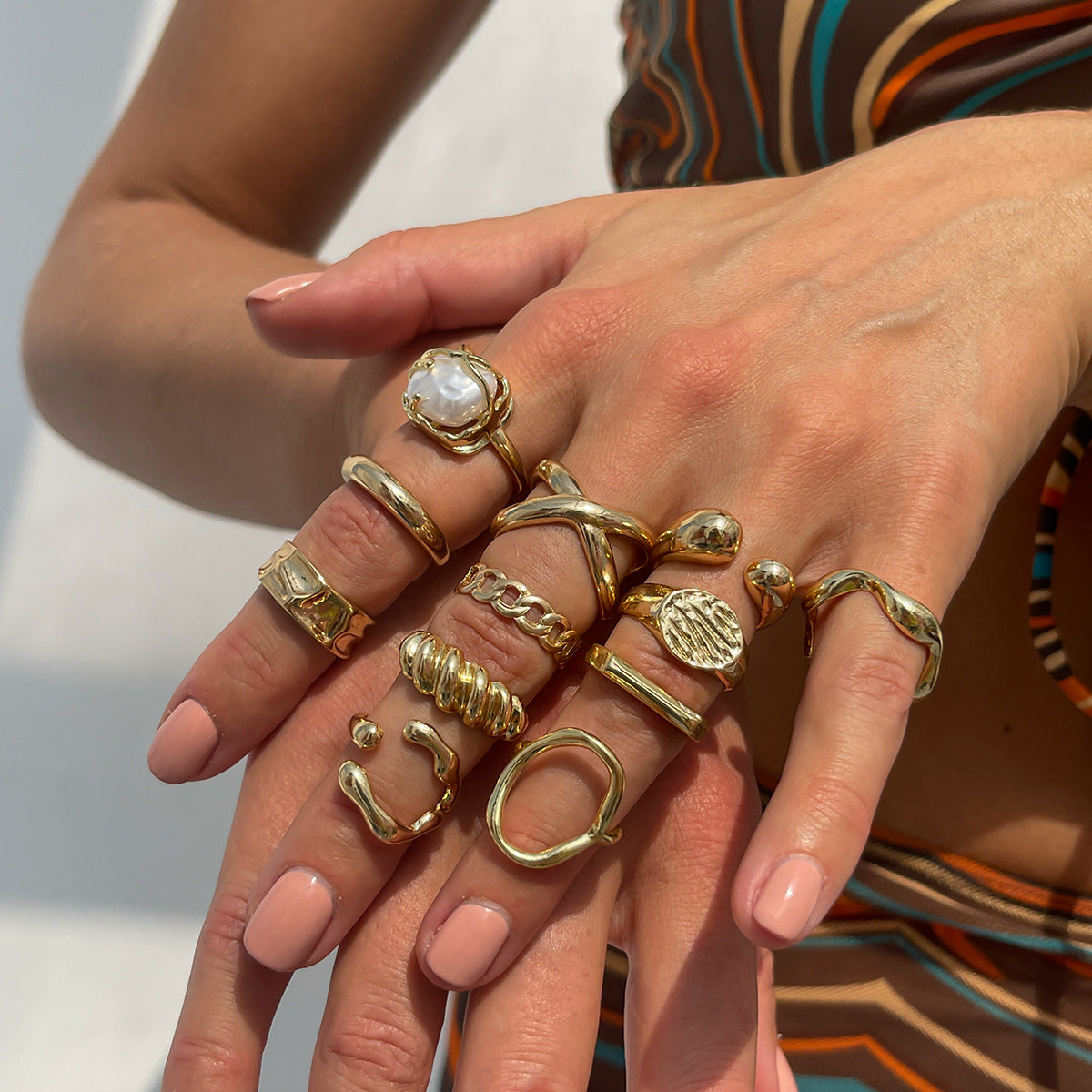 Anillo Geométrico con Nudo Trenzado Líquido de Lava para Mujer en Aleación con Acabado Chapado