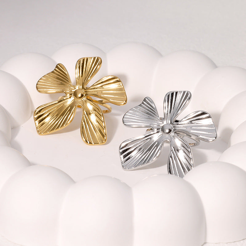 Anello indice con motivo floreale di tendenza in acciaio inossidabile placcato oro con un'estetica minimalista e cool