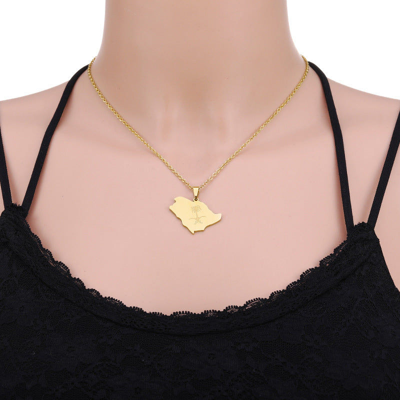 Collana Etnica Geometrica con Ciondolo in Acciaio Inossidabile, Charms in Acciaio al Titanio e Finitura Galvanica su Catena a Maglie O-Ring