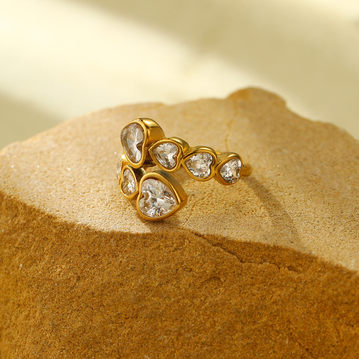 Anello da donna in acciaio al titanio a forma di cuore, stile lusso, con intarsio in zircone e finitura placcata
