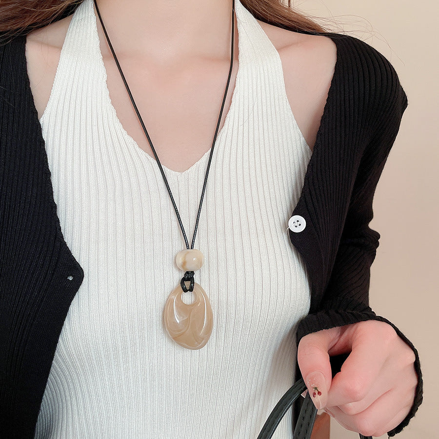 Collana con ciondolo geometrico in acrilico stile retrò da donna con charm in lega, fatta a mano, catena a strati alla moda minimalista