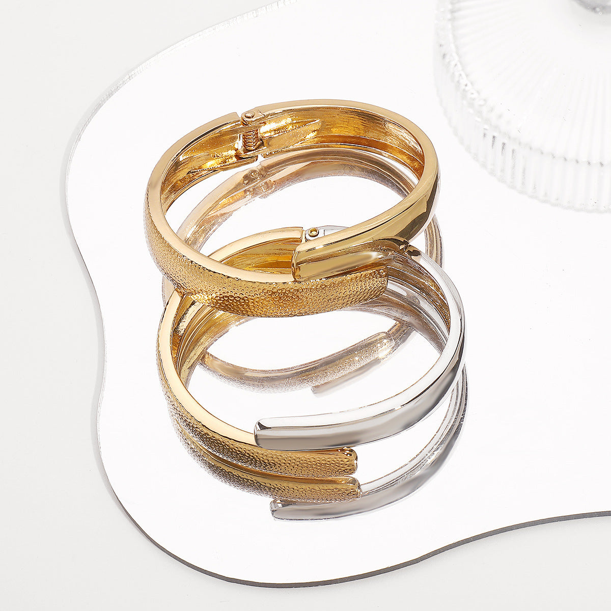 Bracciale da donna alla moda in lega di zinco geometrico opaco e lucido con design apribile