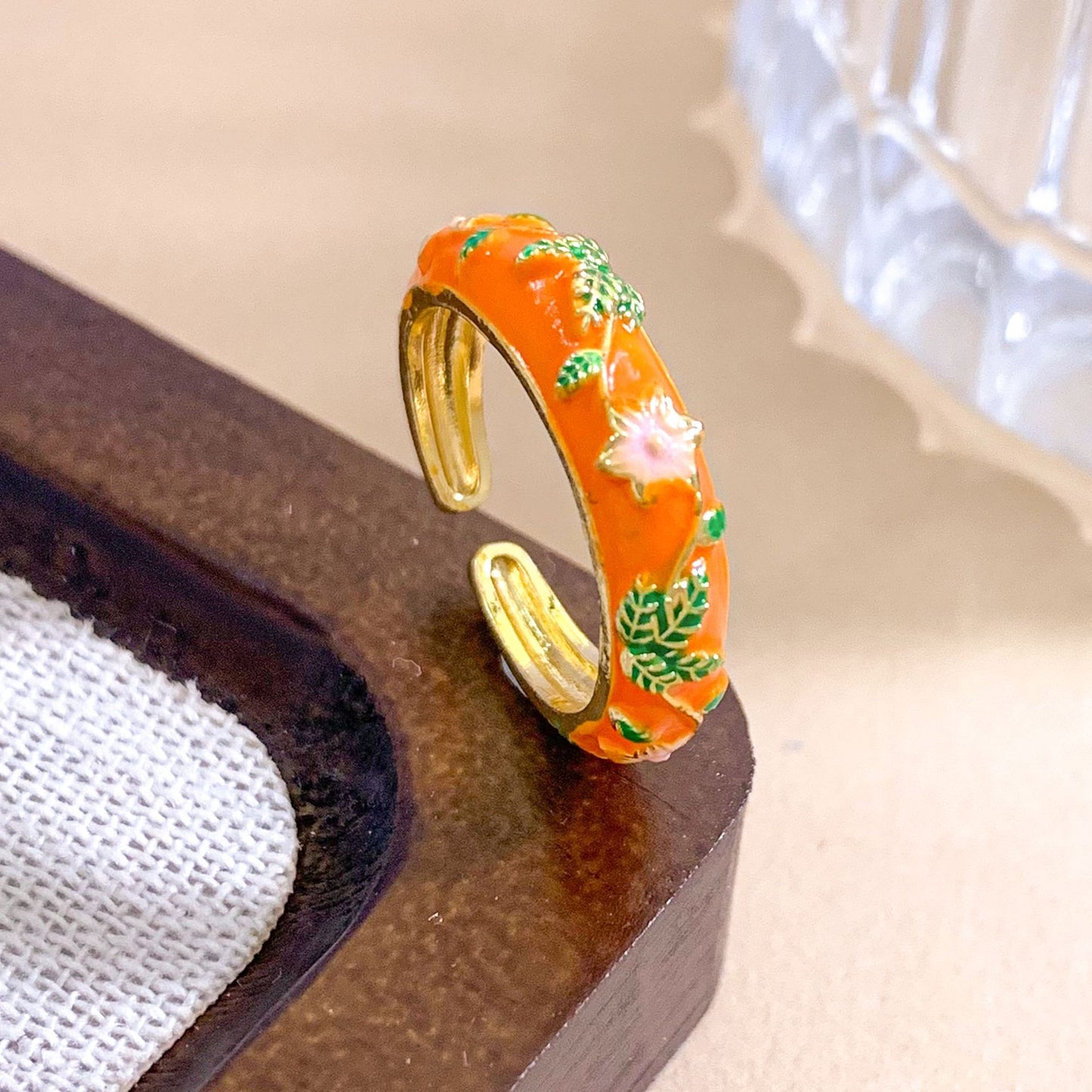 Anello da donna in ottone placcato oro con smalto a fantasia floreale