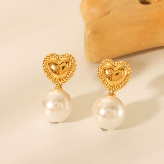 Pendientes de botón de corazón de acero inoxidable chapado en oro de 18 quilates con perla para mujer