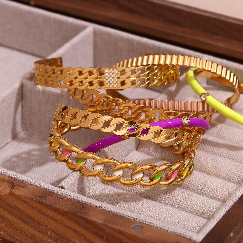 Pulsera Minimalista de Acero Inoxidable con Chapado de Oro de 18K, Detalle Esmaltado de Rayas Verticales y Diseño de Brazalete Abierto