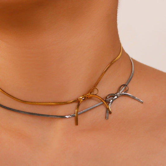 Collana con ciondolo a nodo asimmetrico da donna in acciaio inossidabile con placcatura in oro 18 carati su catena snake