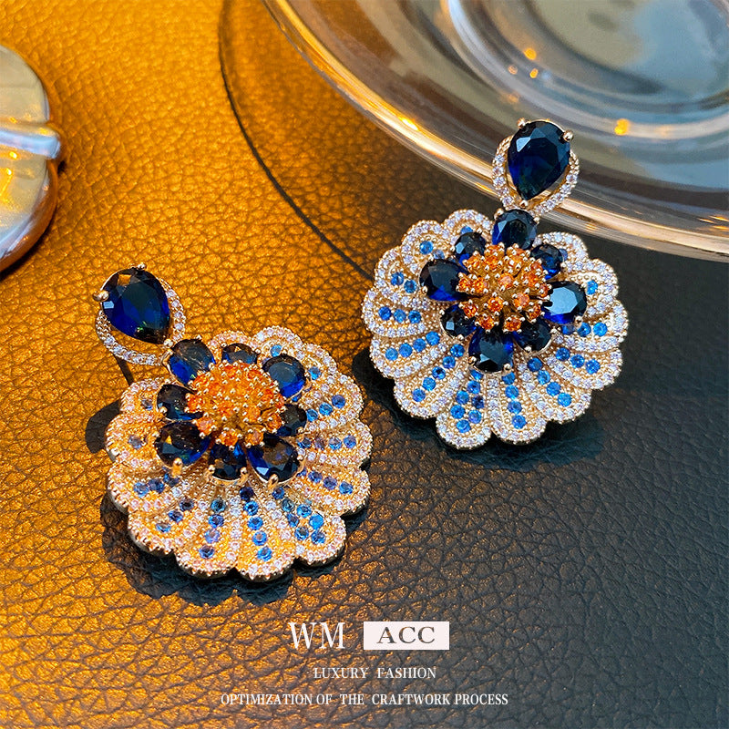 Orecchini a perno da donna in lega con design floreale vintage chic, strass e perni in acciaio placcato oro