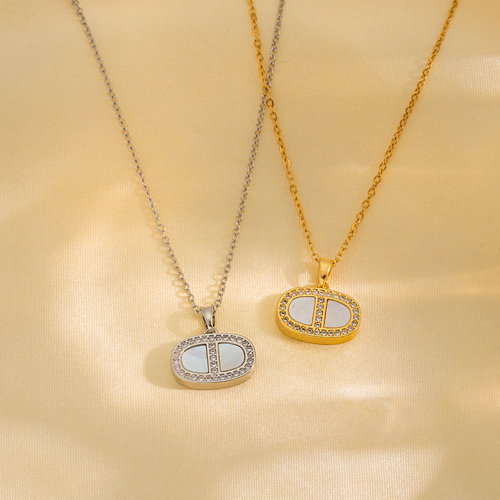 Collana con ciondolo a forma di lettera CD geometrica minimalista da donna in acciaio al titanio con intarsio di strass e finitura placcata su catena a serpente