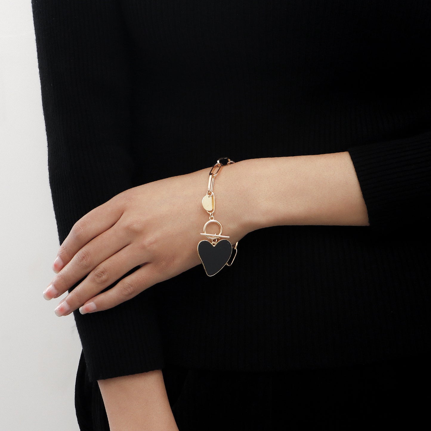 Minimalist Geometric Heart-Shaped Black and White Mother-of-Pearl Pendant Bracelet for Women with Alloy Base and Plated Finish