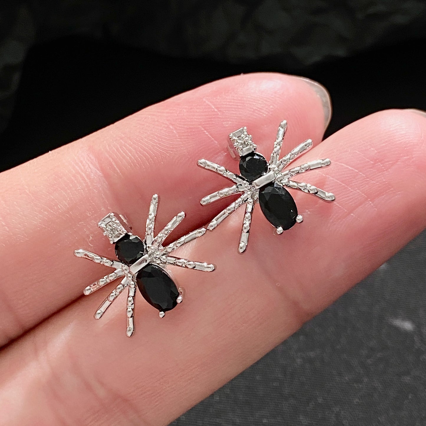Orecchini a perno in lega a forma di ragno stile Punk con intarsio di strass per donna