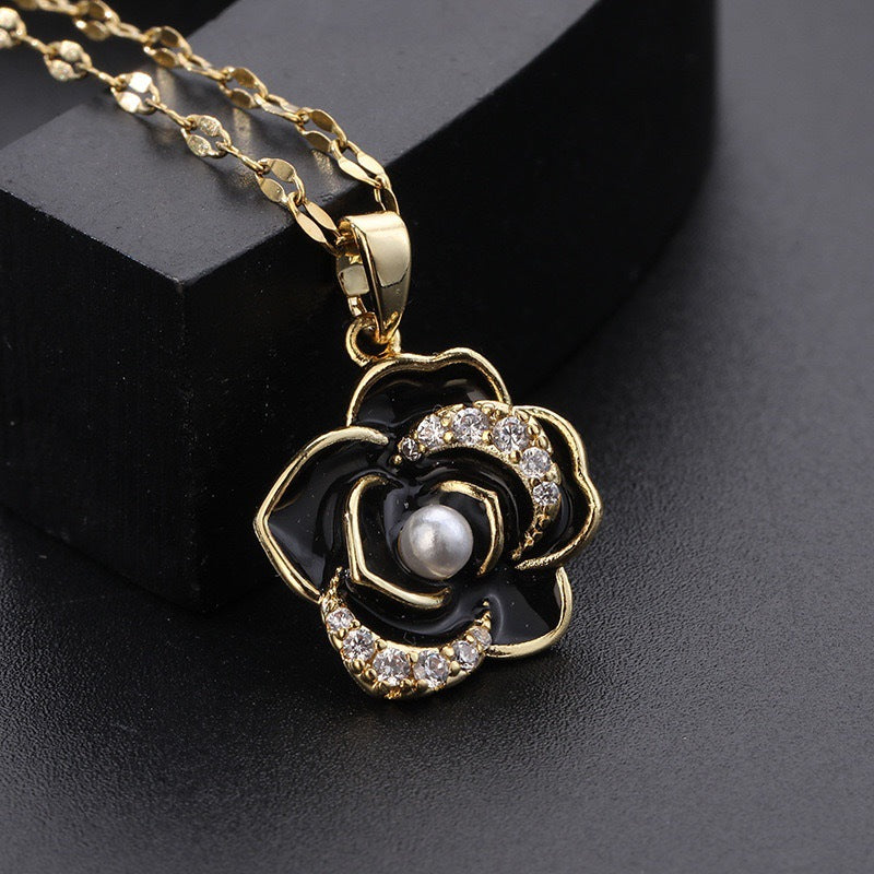 Collana con Pendente Minimalista a Camelia in Acciaio al Titanio con Intarsio di Strass e Placcatura in Oro su Catena a O per Uso Unisex
