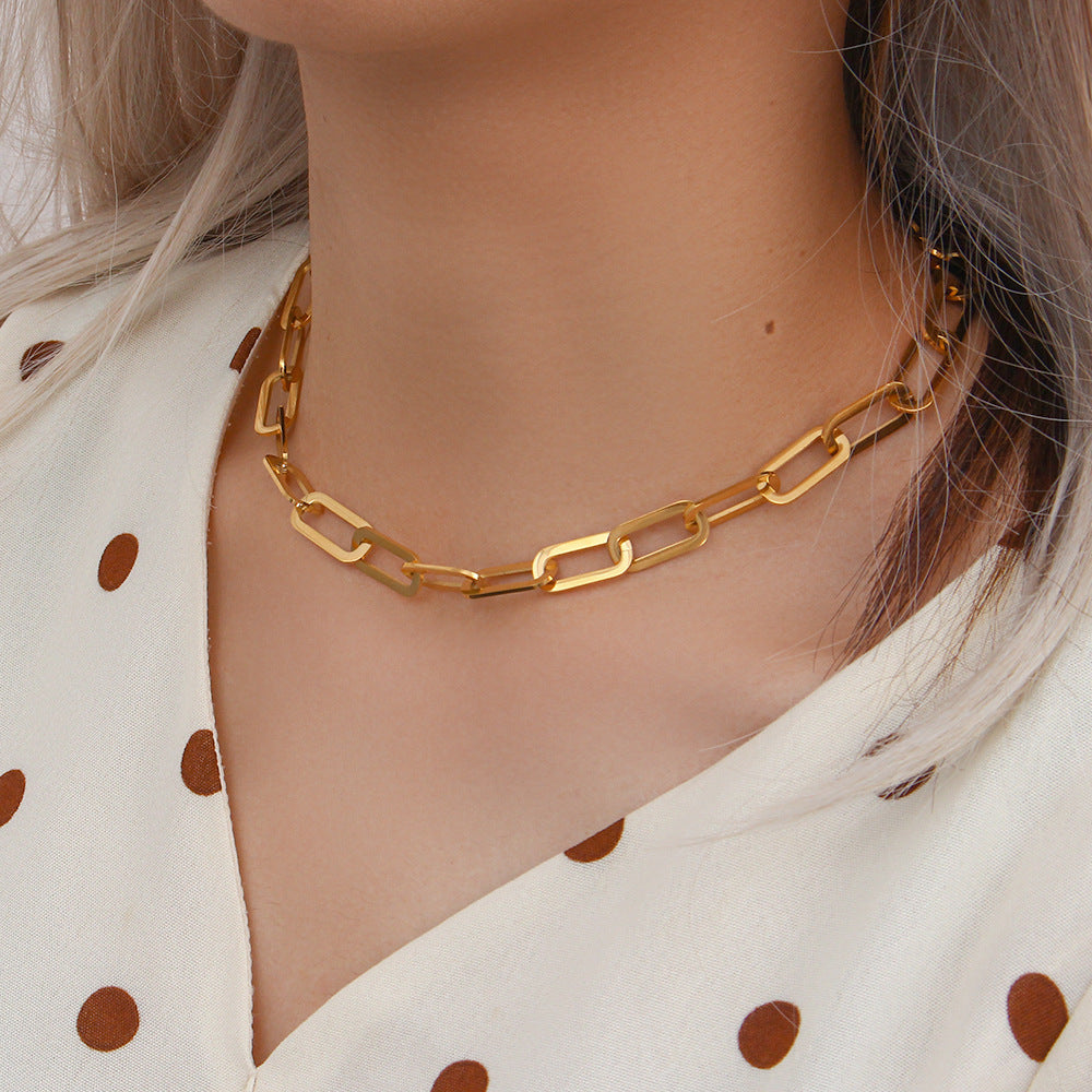 Collana minimalista a maglie cubane geometriche sui toni freddi per donna, con ciondolo in acciaio inossidabile e finitura galvanica
