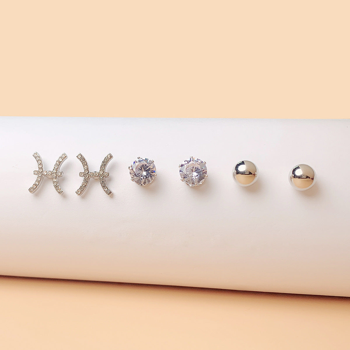 Fashionable Office Lady Geometric Rhinestone-Set Copper Stud Earrings with Diamond-Cut Rhombus and Minimalist Contemporary Design