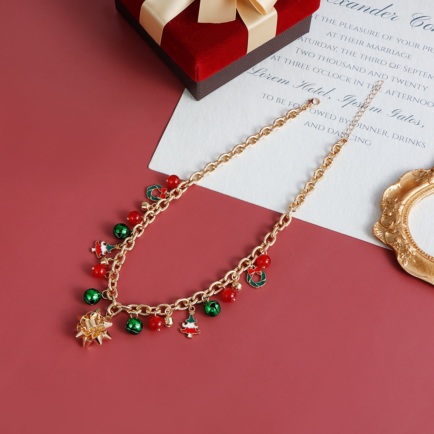 Collar con colgante floral navideño minimalista para mujer, con construcción de aleación, acabado chapado y detalles de campanas 3D multicolor