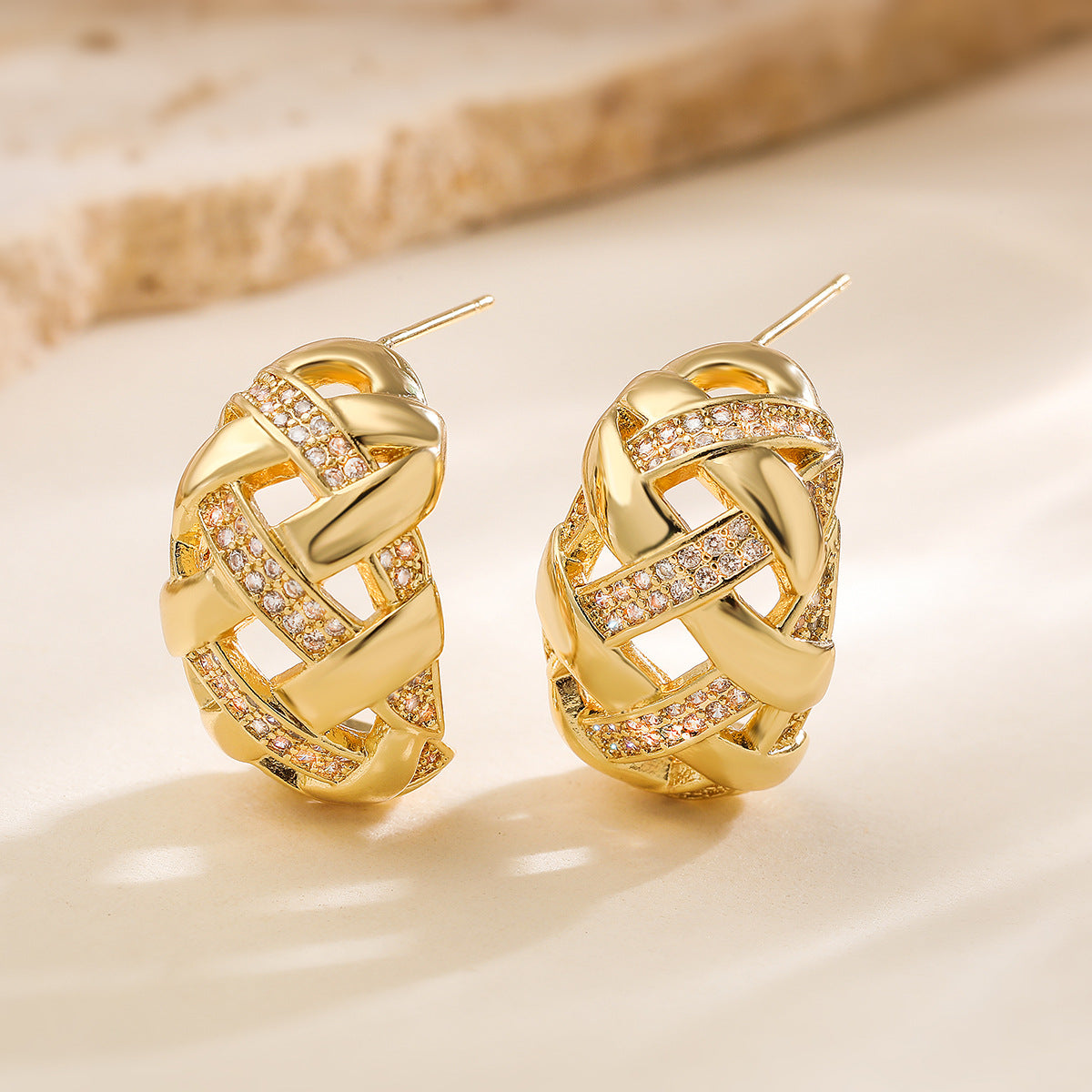 Orecchini a perno geometrici minimalisti in rame con placcatura in oro 18 carati e intarsio di zirconi per donna