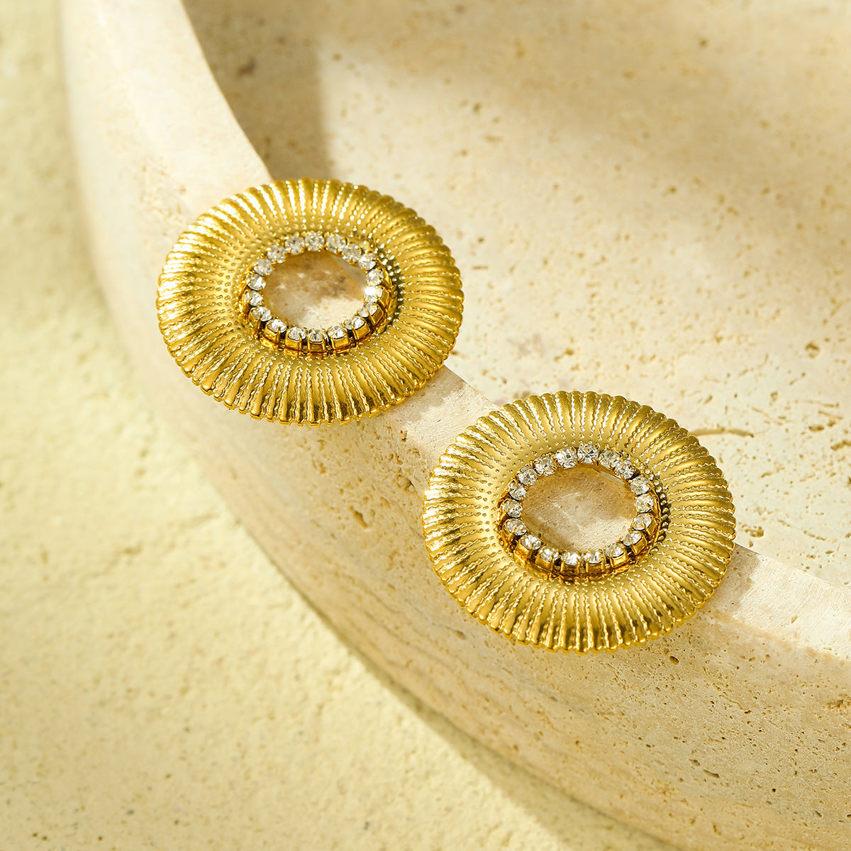 Pendientes de botón minimalistas de acero inoxidable chapado en oro de 18 quilates con forma redonda hueca y diamantes de imitación para mujer