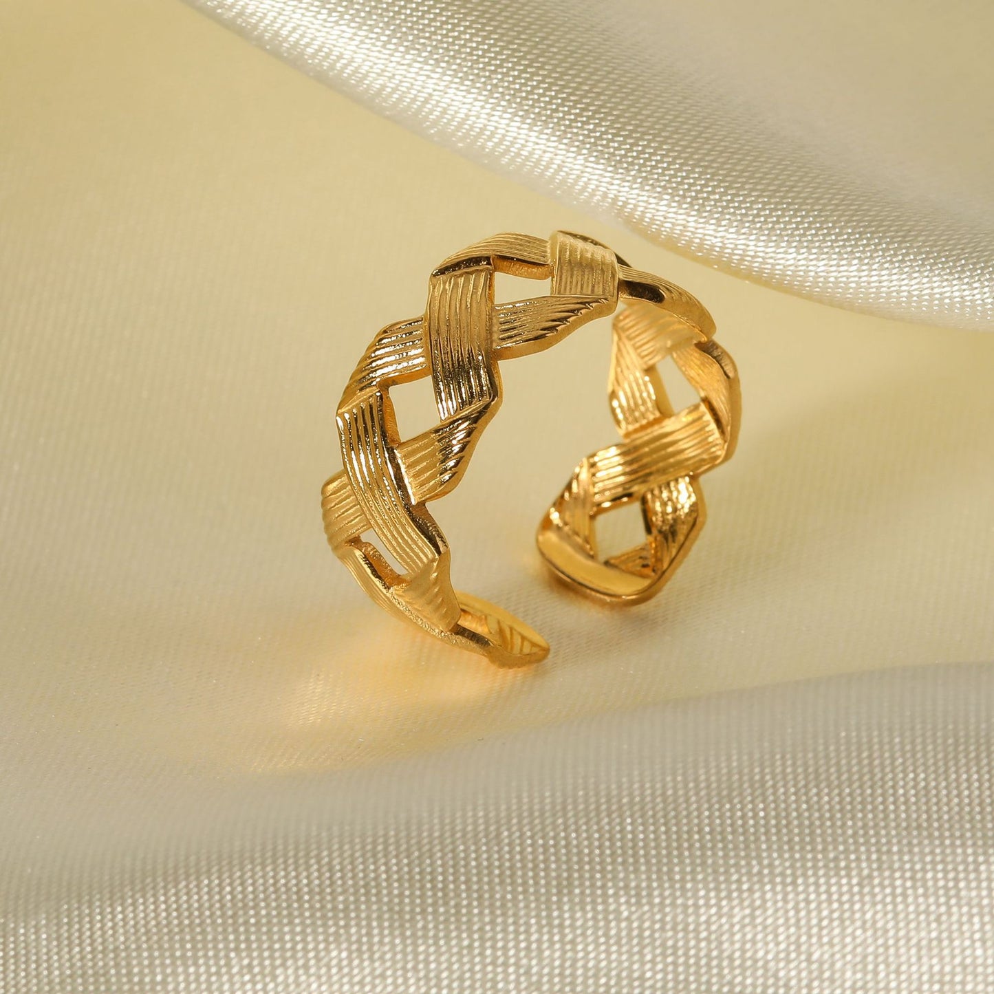Anello in acciaio inossidabile minimalista attorcigliato con motivo geometrico per donna con finitura placcata sottovuoto in oro 18K e fascia regolabile