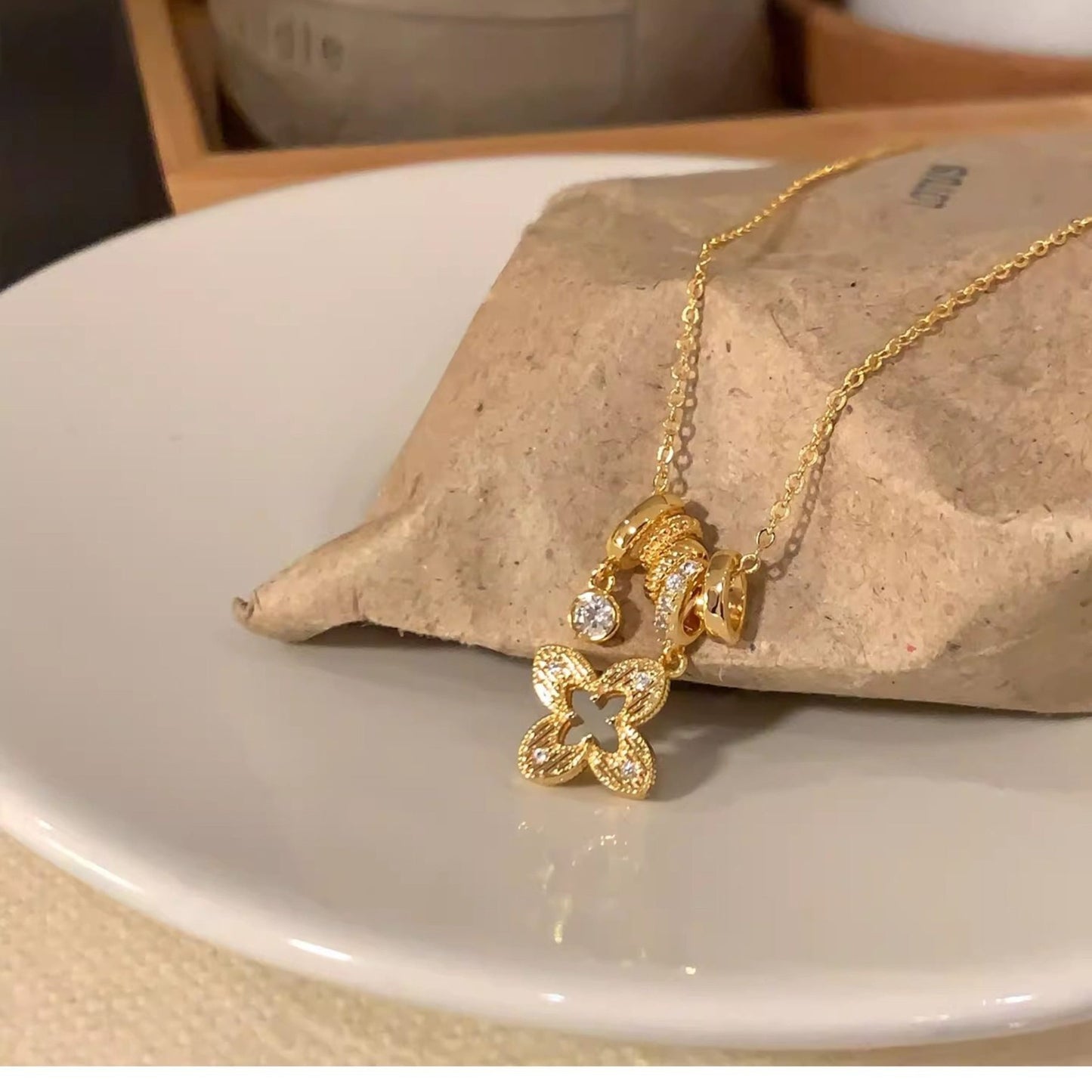 Elegante Collar Colgante Floral Vintage Francés en Cobre con Acentos de Zirconia Cúbica para Mujer