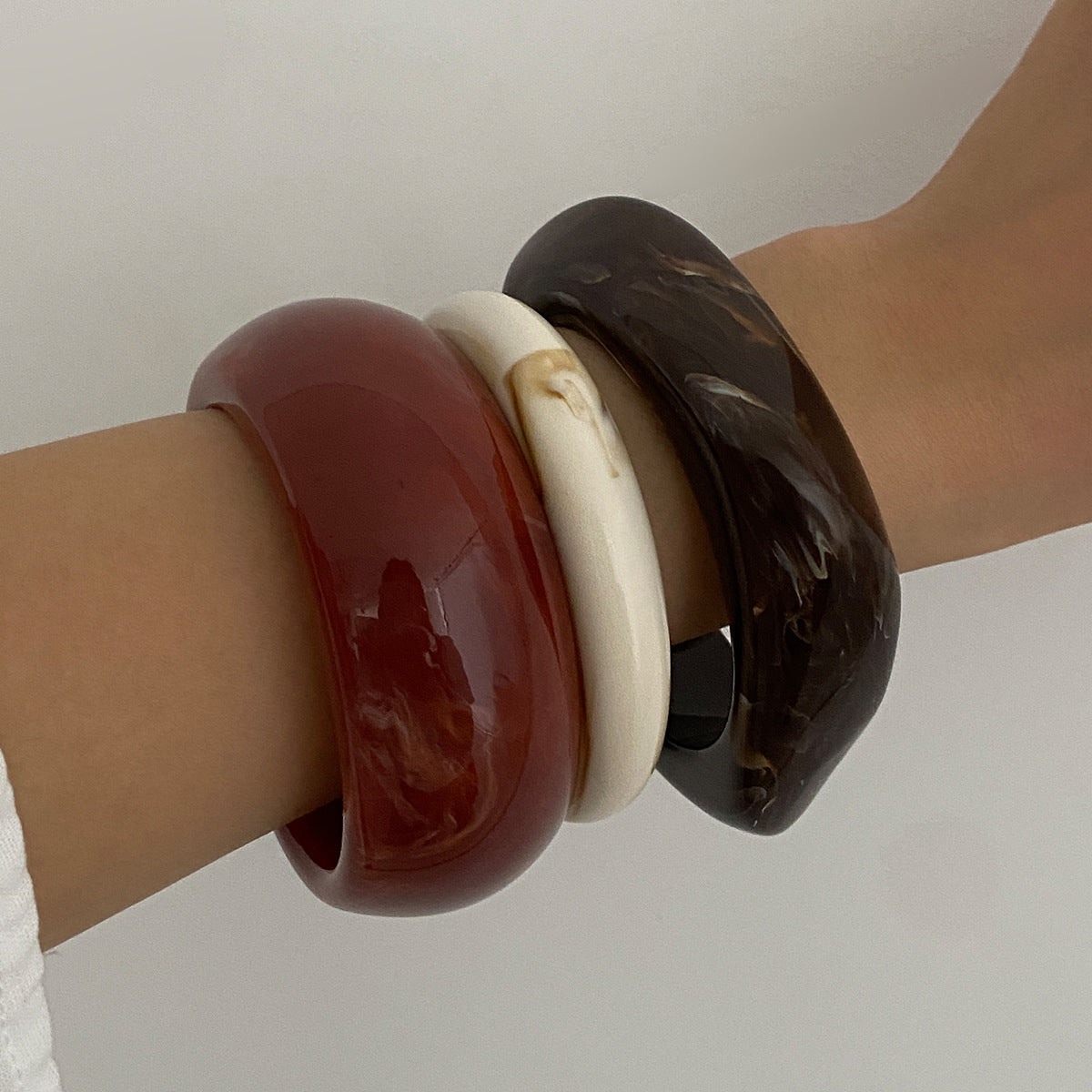 Bracciale Ampio Minimalista Irregolare in Acrilico Marmorizzato da Donna con Finitura Artigianale