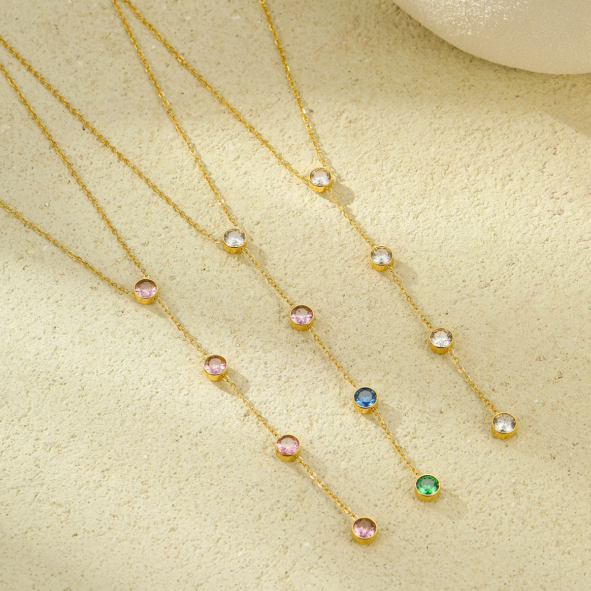 Collar con colgante geométrico en Y de acero inoxidable con incrustaciones de circonitas de colores, estilo minimalista de lujo