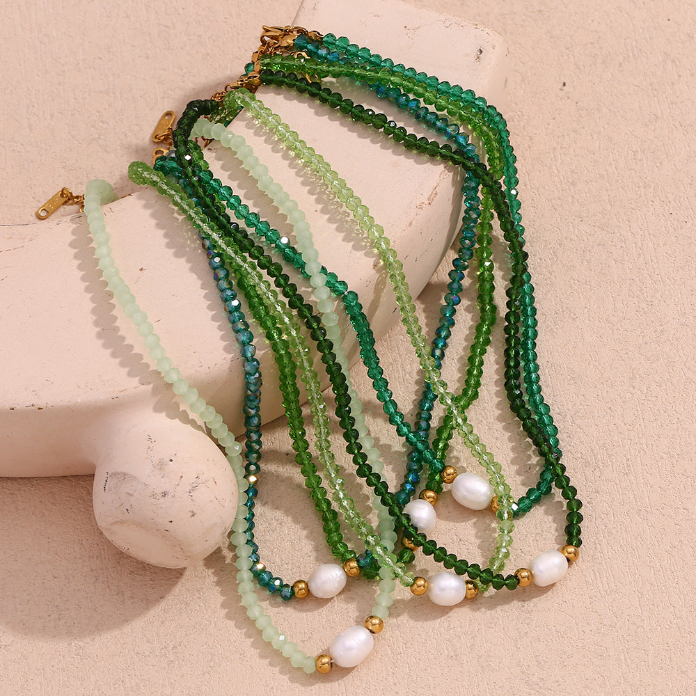 Collana da donna alla moda minimalista geometrica verde Mamba in acciaio inossidabile con singola perla d'acqua dolce e perline di cristallo