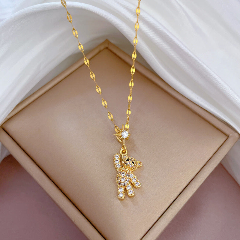 Collana da donna con orso geometrico di lusso intarsiato di strass in acciaio al titanio